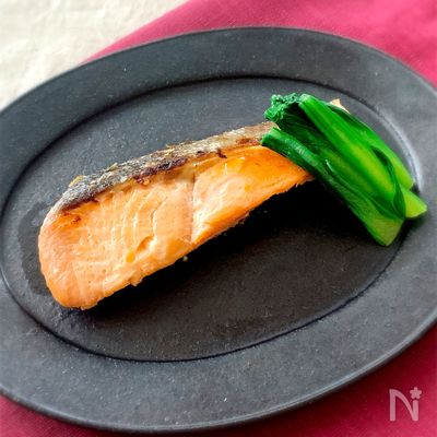 フライパンで焼く、簡単なのに本格的！鮭の西京漬け焼き