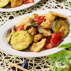 鶏むね肉と夏野菜の味噌マヨポン酢炒め