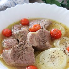 煮込み時間たったの5分♡豚肩ロースと新玉ねぎのコンソメ煮込み