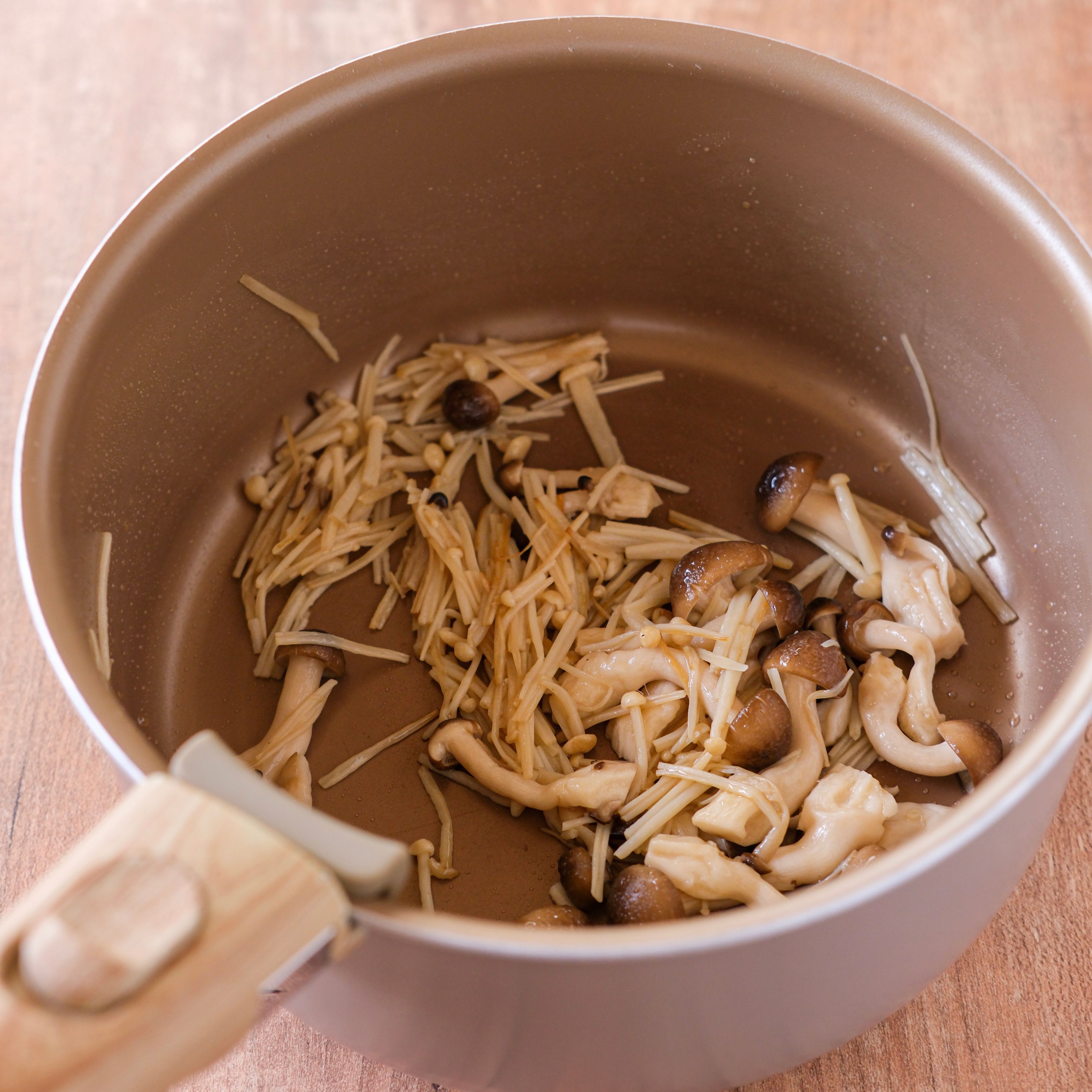 きのこのわかめスープ】パパッと簡単に作りたいスープに♡ | レシピ