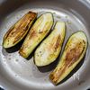 トマトとバジルの冷やし焼きナスの工程1