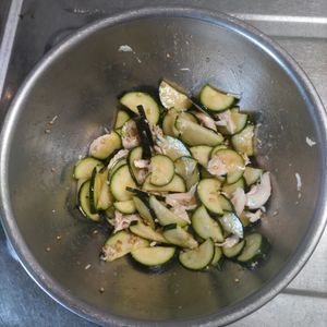 KUMIKOの作ってみた!投稿(ズッキーニとささみのナムル♪ピリ辛味であとひく美味しさ！)