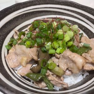 新米ちゃんの作ってみた!投稿(＼がっつり乗っけ丼／豚肉・茄子・ピーマンのにんにく味噌炒め)