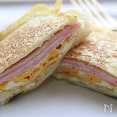 ハムと卵のフライパンホットサンド