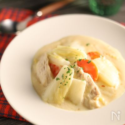お味噌仕立て♪ごはんに合う白菜と胸肉のクリームシチュー