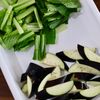 『鶏肉となすと小松菜のオイスターソース炒め』ワンパン10分！の工程1