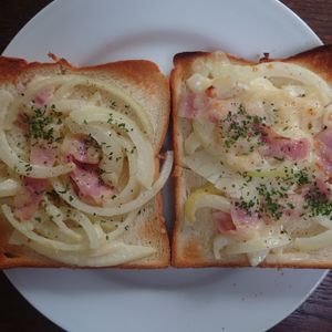 オレンジの作ってみた!投稿(新玉ねぎで【オニオンベーコンチーズトースト】)
