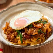 スタミナ満足♩【豚キムチ焼きうどん】