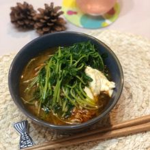 キッチンバサミで簡単!!豆苗のピリ辛鍋