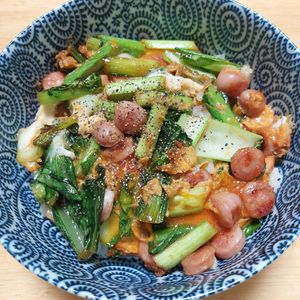 よっこの作ってみた!投稿(【小松菜とウインナーの甘辛丼】ごはんがすすむ簡単丼！)