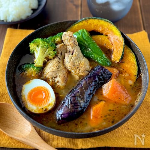 バジル香るほろほろ手羽元のスープカレー