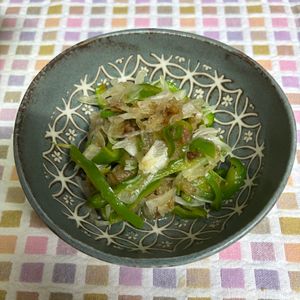 みなみの作ってみた!投稿(ヘルシー和食の♪ピーマンと玉葱のさっぱり梅ポンおかか和え😋)