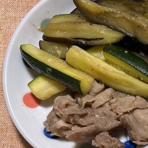 ゆるグル子の作ってみた!投稿(【ご飯が超合う】豚こま肉と茄子ズッキーニのさっぱりオイ照り)