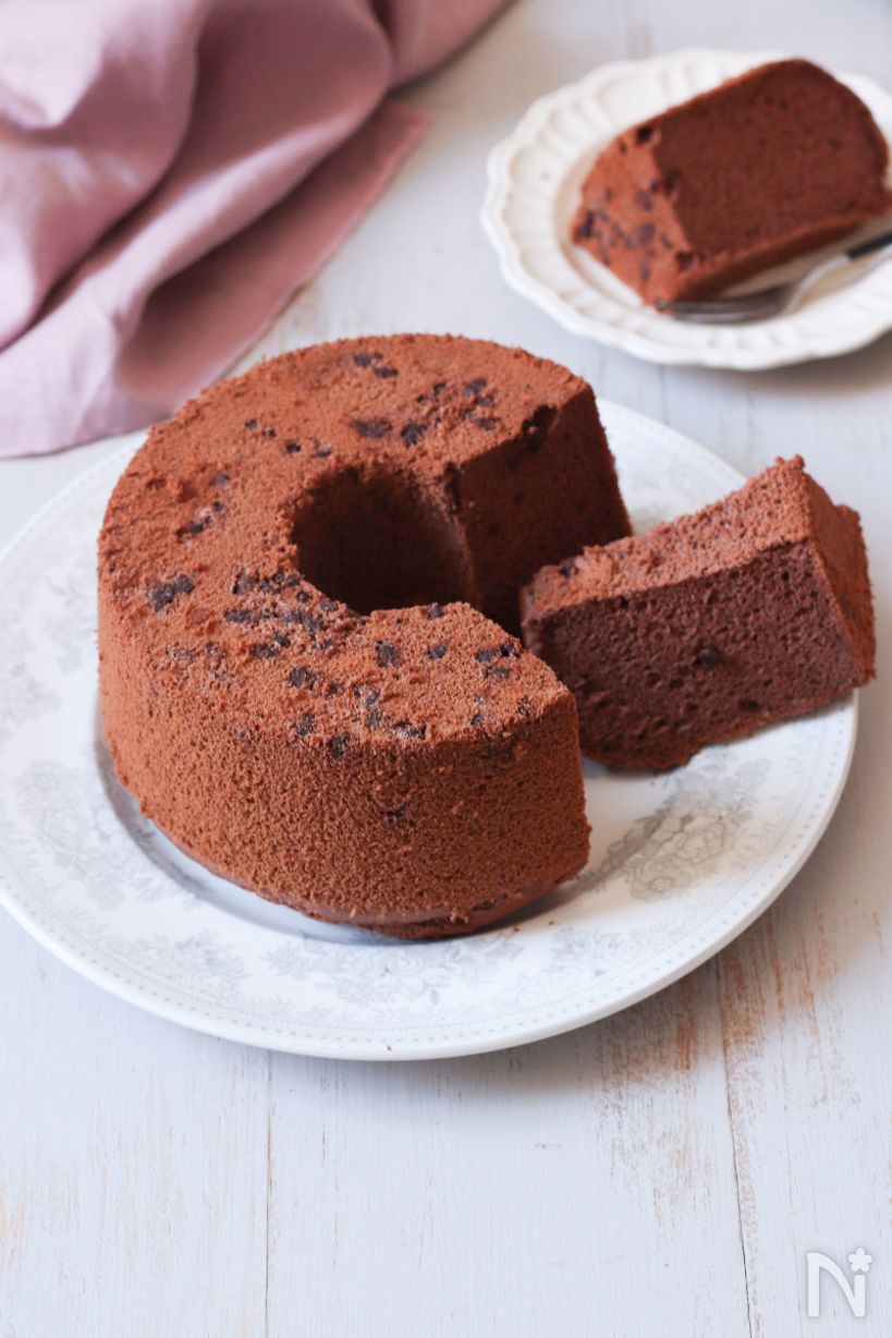 白の皿にのった米粉のチョコシフォンケーキ