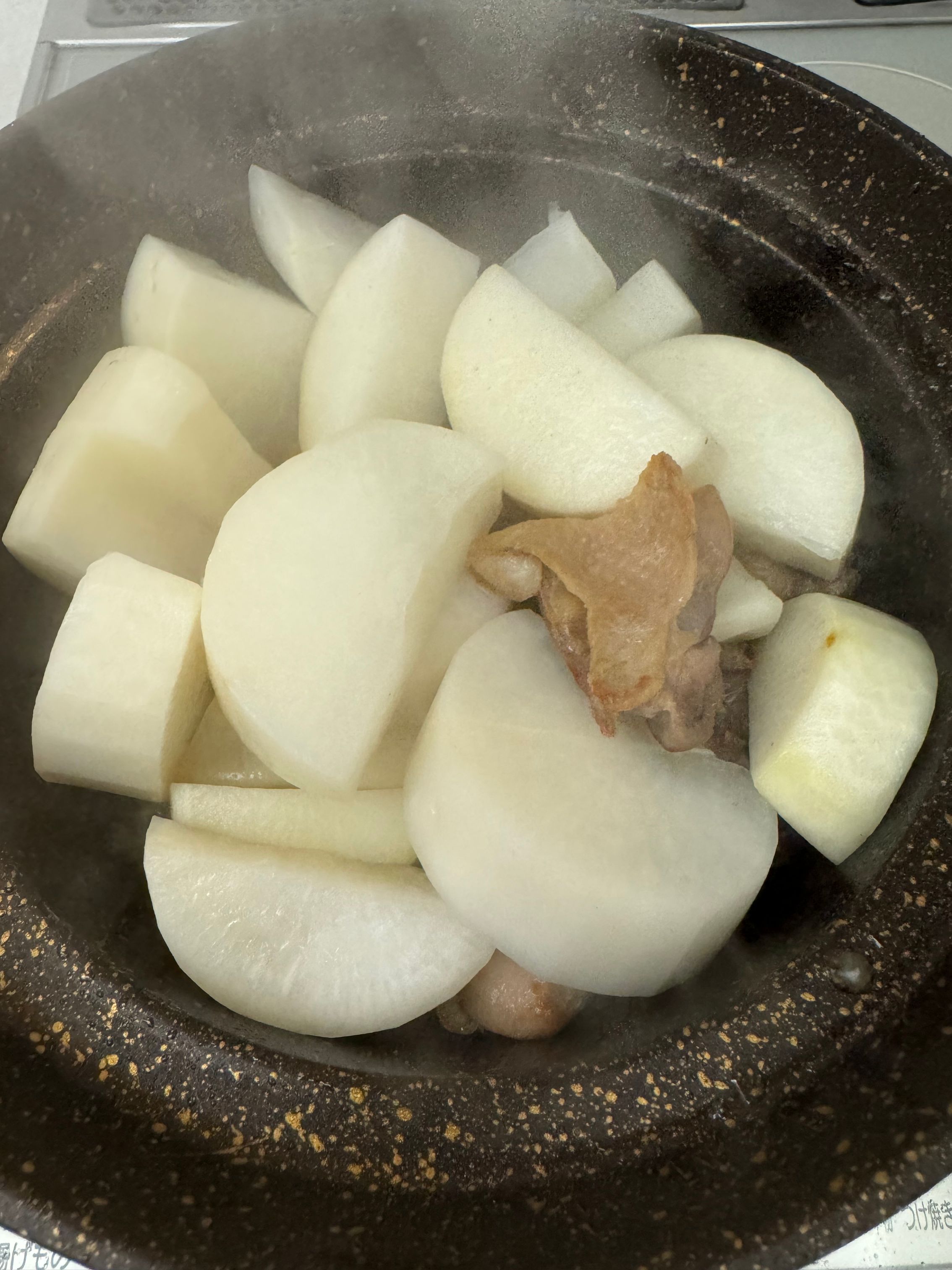 鍋に大根を入れる
