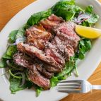 牛バラ肉のステーキ　サラダ仕立て