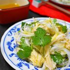【即席で満足♪】新たまねぎとパクチーのエスニックチキンサラダ