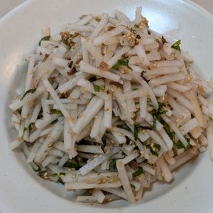 ともの作ってみた!投稿(5分でやみつき！梅おかか大根サラダ)