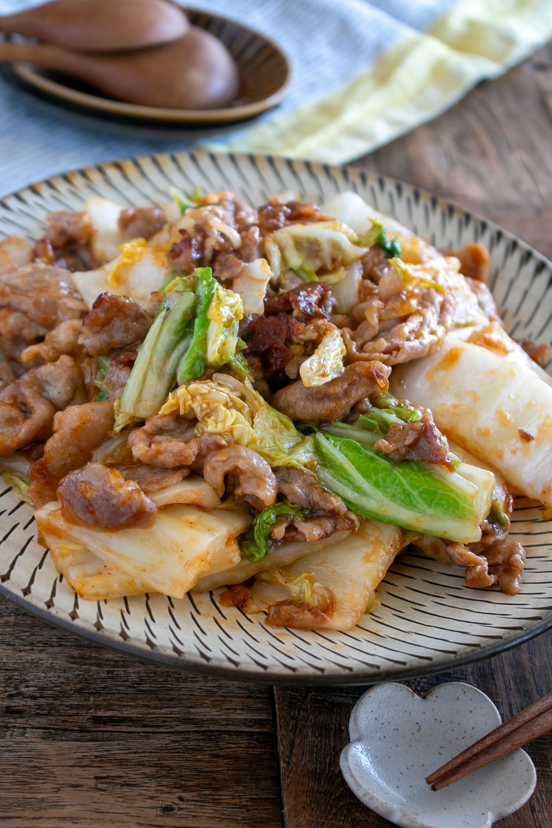 白菜が美味すぎる♡【白菜と豚のピリ辛炒め】レンチンで時短 | レシピ