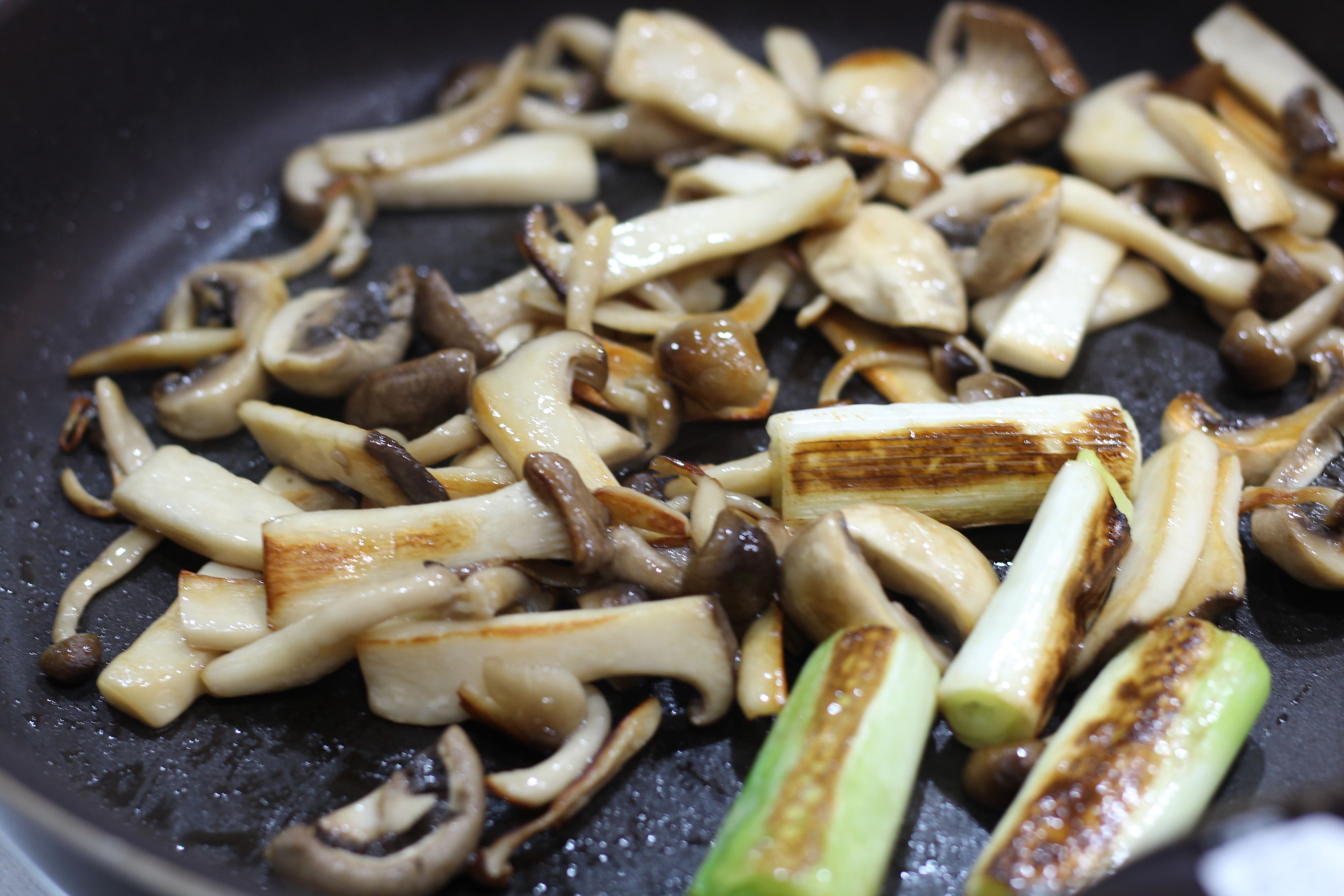 おつまみや付け合わせに シンプルな焼ききのこ レシピサイト Nadia ナディア プロの料理家のおいしいレシピ おつまみや付け合わせに シンプルな焼ききのこ レシピサイト Nadia ナディア プロの料理家のおいしいレシピ