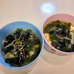 にゃんこさん🐱の作ってみた!投稿(豆腐とわかめ、えのきの中華スープ)