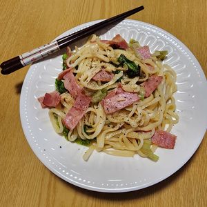 ナムディの作ってみた!投稿(冷蔵庫の定番でパパッと♪【ベーコンとレタスの焼きうどん】)