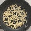 〖 重ねて焼くだけ 〗れんこんチーズのしらすのせの工程2