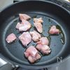 太麺で作る「茄子とズッキーニのトマトソースパスタ」の工程3