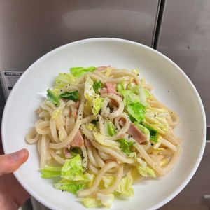 ケの作ってみた!投稿(冷蔵庫の定番でパパッと♪【ベーコンとレタスの焼きうどん】)