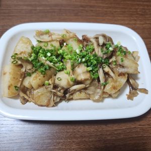 とももの作ってみた!投稿(旨味たっぷり【長芋と舞茸のおかかバター炒め】お弁当にも◎)