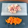 【鶏肉と人参のかきたま汁】ほっこり染みる♡の工程1