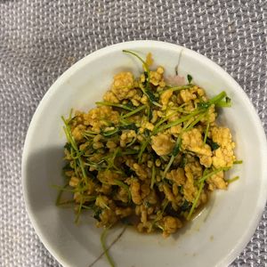 りんごの作ってみた!投稿(キッチンバサミだけで作れます！＊豆苗入りカレー風味そぼろ＊)