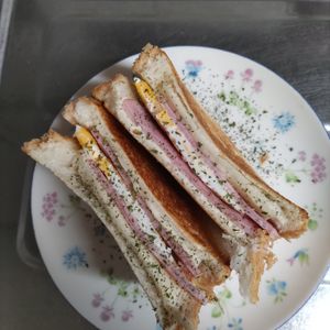 KUMIKOの作ってみた!投稿(フライパンで簡単カフェ風【とろけるハムチーズのホットサンド】)