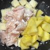 【鶏むね肉とカリカリ豆腐のじゃがマスタード炒め】の工程2