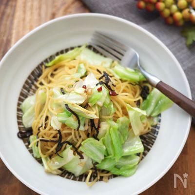 【旨味たっぷり！】塩昆布とキャベツの和風ペペロンチーノ