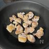 ワンパン10分!【長芋とチキンのバタポン炒め】の工程2