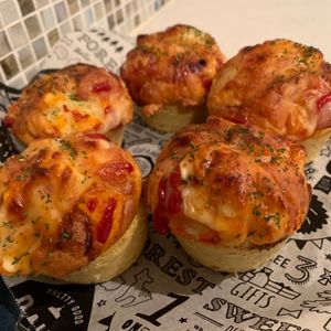 Aliceの作ってみた!投稿(『ウインナーチーズカレーパン』簡単激うま混ぜて焼くだけ)