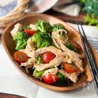 さっぱりヘルシー！蒸し鶏とブロッコリーの中華風サラダ
