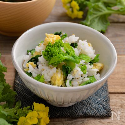 菜の花ごはん。菜の花といり卵を混ぜ込んだ春の味。