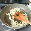 【フィッシュソーセージのナポリタン風いため】の工程2