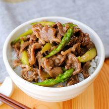 【コクうま牛丼】バターのコクとにんにくが食欲そそる