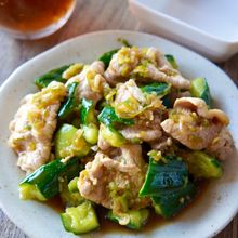 【豚肉ときゅうりのサラダ🥒】油淋鶏のたれが絡んで美味い😋