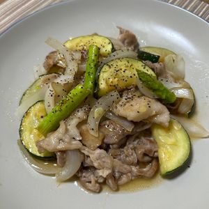 単身赴任おじさんの作ってみた!投稿(豚こまとズッキーニの旨だしレモン炒め)