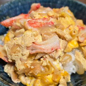月雪由翔の作ってみた!投稿(かにかま木の葉丼｜卵ふんわり半熟♪簡単10分あまから丼)
