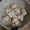 柔らかしっとり♡鶏むね肉のガリバタポン酢炒めの工程2