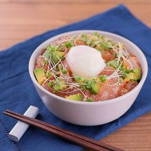 混ぜるだけでやみつきの1品♡まぐろとアボカドのユッケ丼