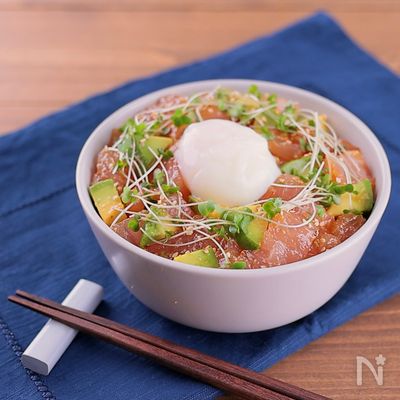 混ぜるだけでやみつきの1品♡まぐろとアボカドのユッケ丼