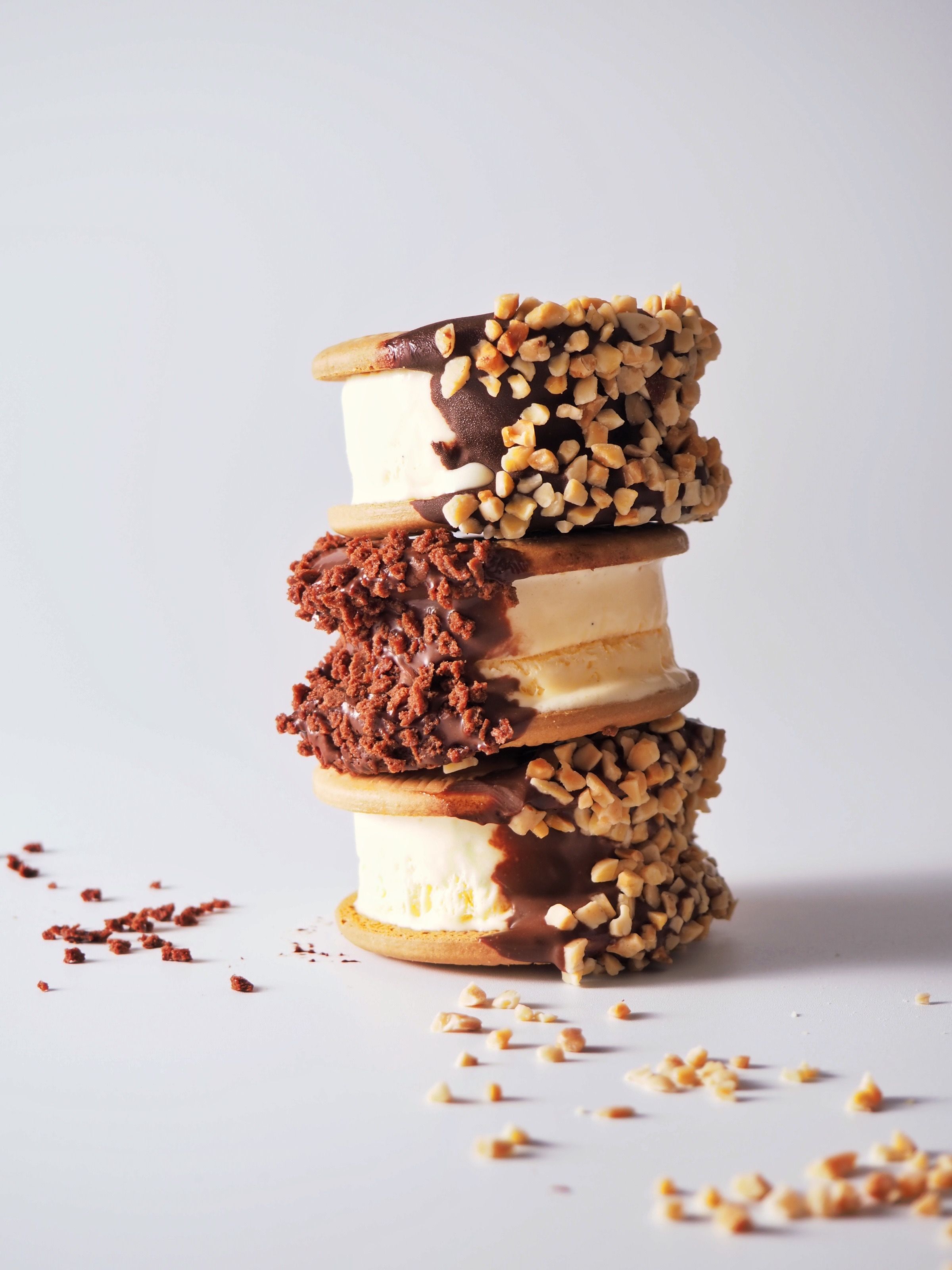 濃厚ビスケットサンドアイス】レンジで失敗知らず！のレシピ動画