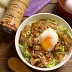 美味しすぎて止まらない!背徳の夜食レシピ、温玉のせ【豚バラキャベツの甘辛丼】