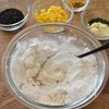 丸めて焼くだけ！米粉のカラフルポンデケージョ風の工程1